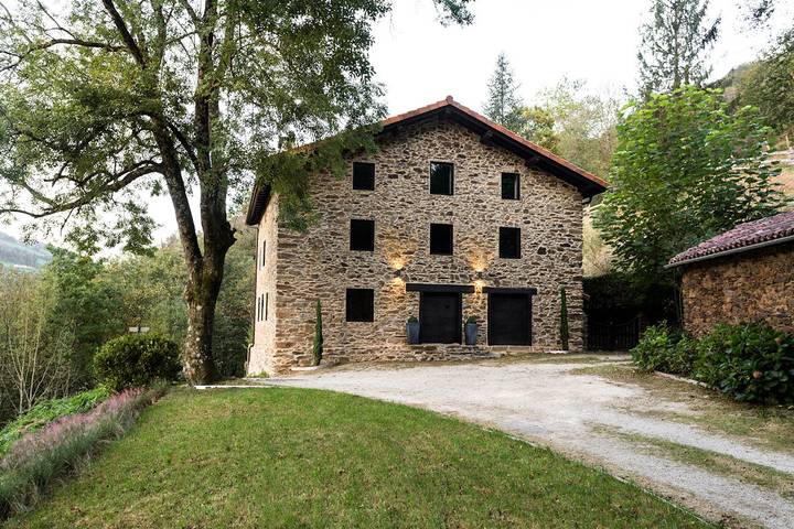 Albergue para 8 personas, con jardín además de terraza y jacuzzi en Navarra - 4