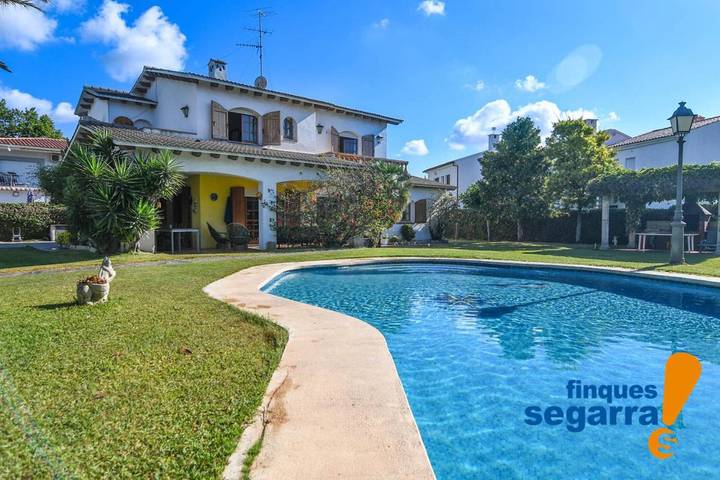 Casa rural para 15 personas, con vistas y jardín además de piscina y balcón en Roda de Bará