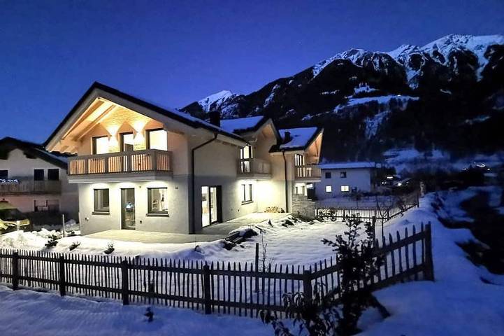Chalet für 9 Personen, mit Garten und Whirlpool sowie Balkon