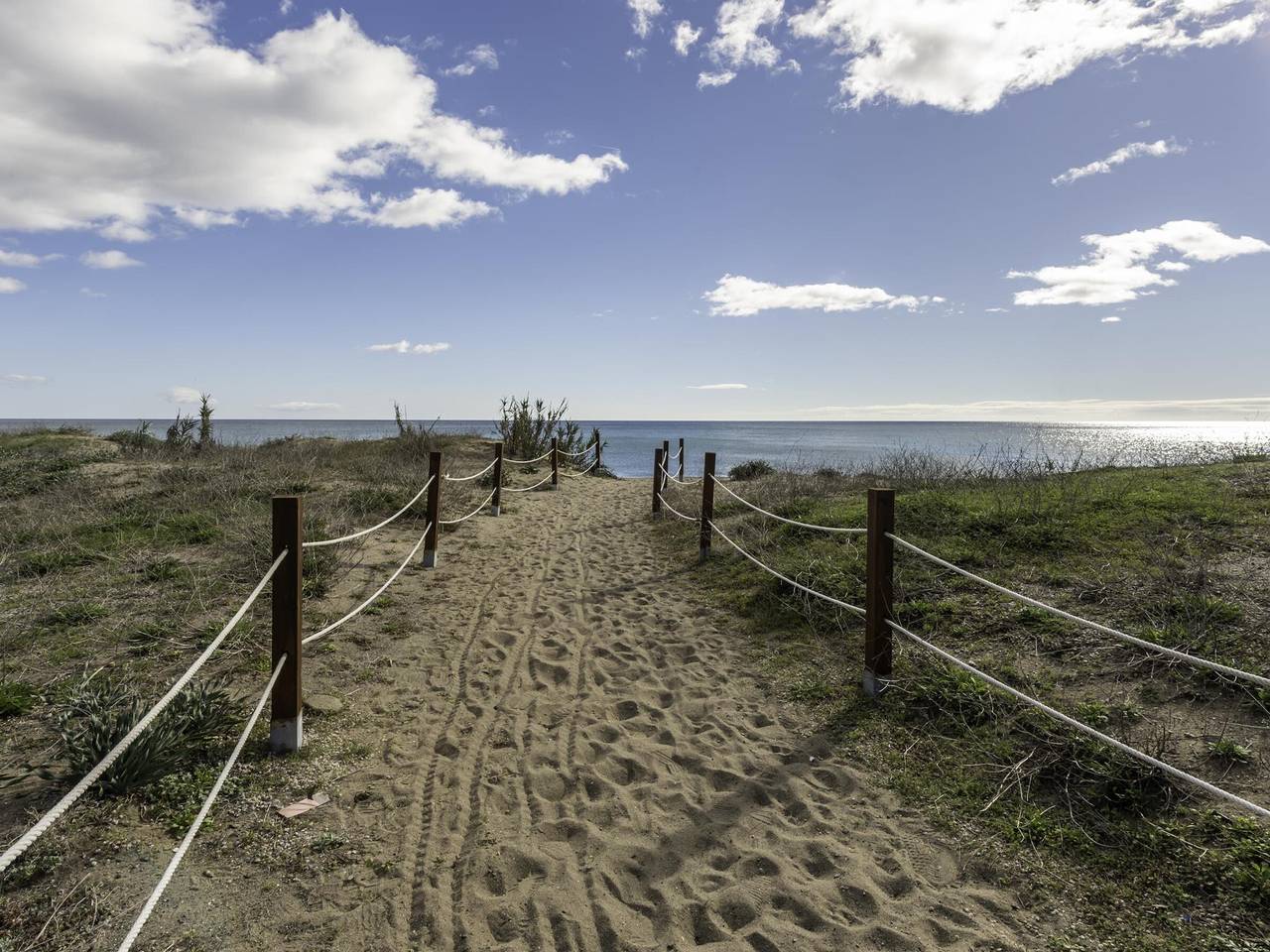 Entire apartment, Luxury beachfront apartment in Estepona in Saladillo Benamara, Estepona