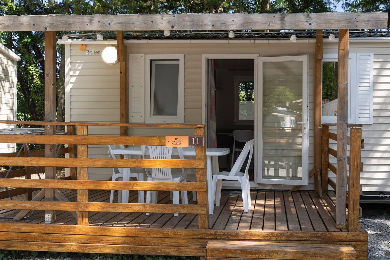 Mobil-home 'A - 1-4 pers' avec piscine partagée, terrasse privée et jardin commun in Lavilledieu, Ardèche