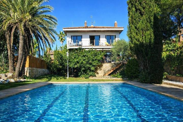 Chalet para 18 personas, con Terraza además de Jardín y Piscina en Provincia de Tarragona - 2
