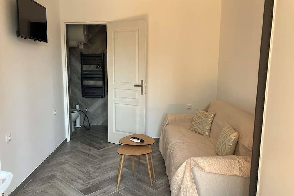 Entire apartment, Studio in villa on the Côte d'Azur in Roquefort-les-Pins, Cannes region