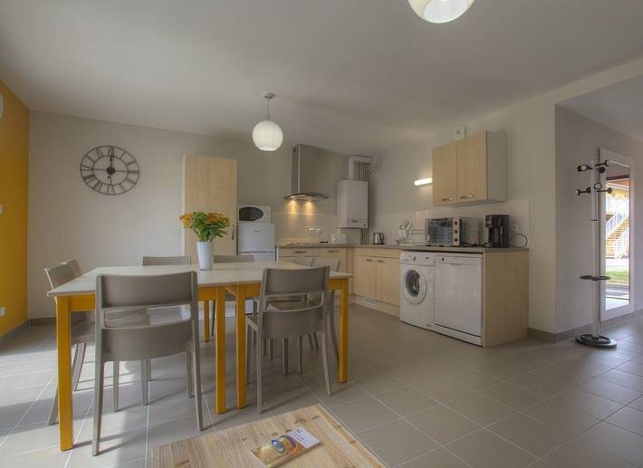 Gîte pour 8 personnes, avec terrasse et jardin dans l' Ain - 2