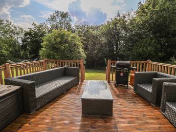 Log Cabin for 4 People in Carmarthenshire, South-Wales, Photo 2