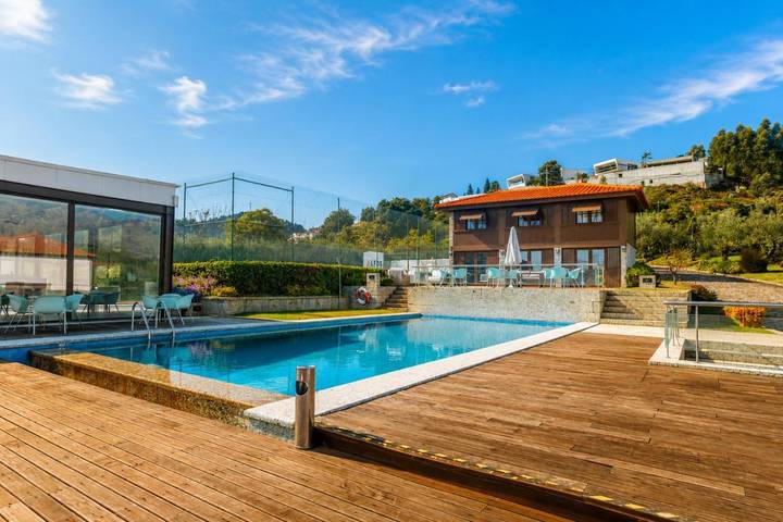 Hôtel pour 4 personnes, avec Terrasse ainsi que Jardin et Piscine dans Gonça