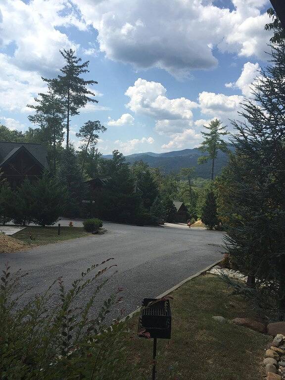 * Beary Cosy * Minuten von der Stadt! Whirlpool, Billardtisch, wunderschöne Aussicht !! Buchen Sie noch heute! in Waldens Creek, Pigeon Forge