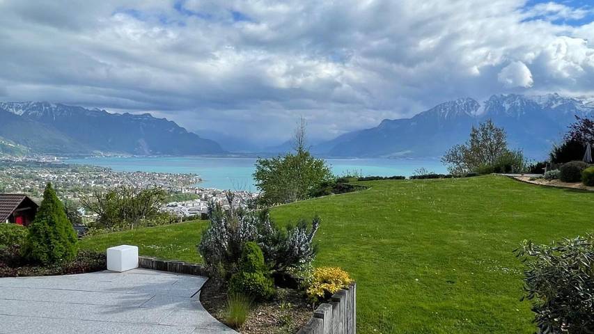 Gîte pour 5 personnes, avec terrasse et vue sur le lac ainsi que vue et jardin dans Chardonne