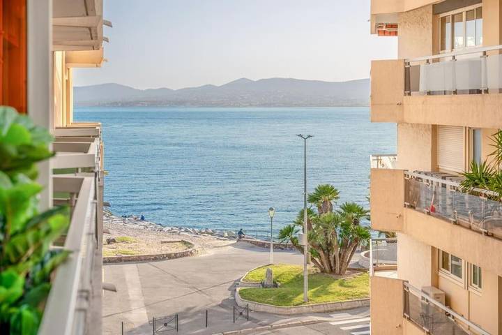 Gîte pour 4 personnes, avec Balcon ainsi que Terrasse et Vue dans Plage Beau Rivage Saint Raphael