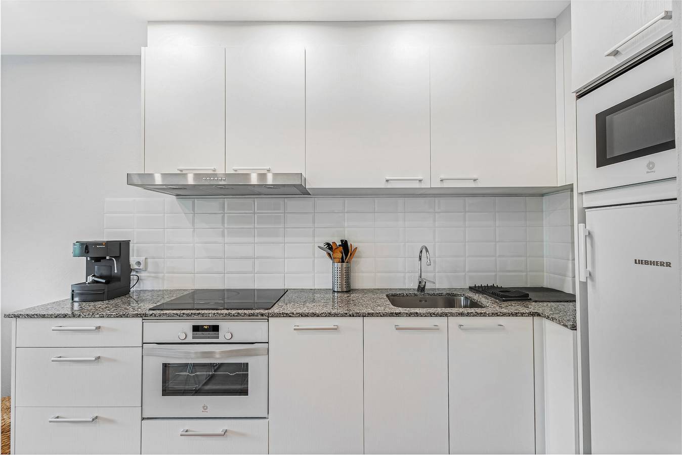 Apartamento entero, Apartamento 'Cal Ton' con vistas a la montaña, jardín compartido y aire acondicionado. in San Quirico Safaja, Interior de Barcelona