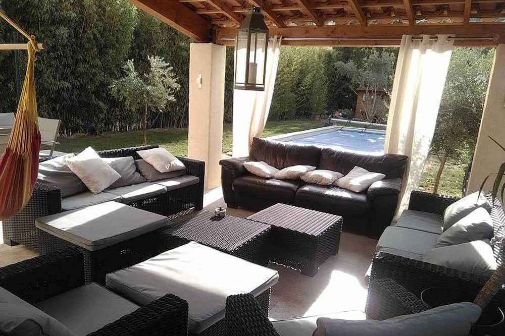 Villa with swimming pool and jacuzzi in the heart of an atypical village in Saint-Chamas, Côte méditerranéenne (France)