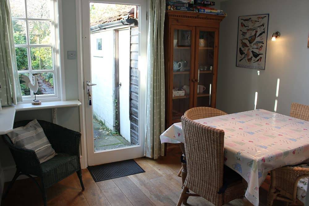 Characterful, pretty, family friendly Georgian house centrally located in Wells in Wells, Somerset