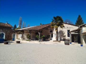 Chambre d’hôte pour 2 personnes, avec piscine ainsi que vue et jardin dans Baignes