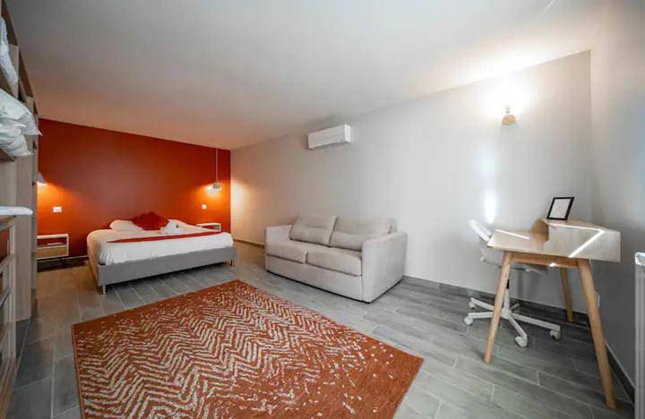 Gîte pour 3 personnes, avec piscine ainsi que vue et jardin à Farges-lès-Chalon - 4