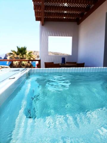 Chambre d’hôte pour 4 personnes, avec vue ainsi que jardin et piscine dans Milos