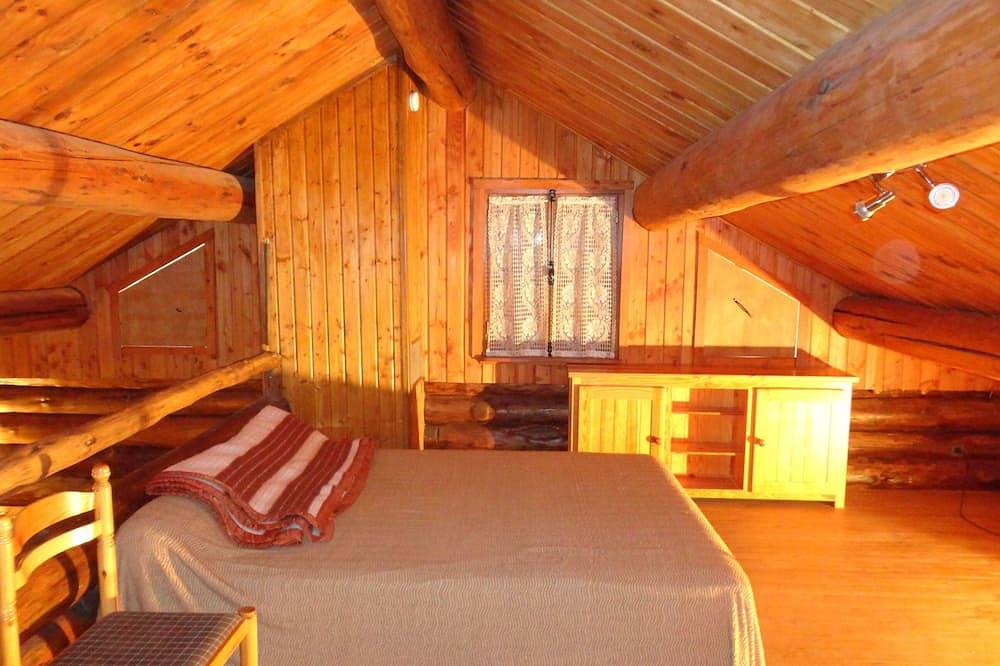 Le petit fuste avec une vue sur le lac in Marcillac-la-Croisille, Région de Tulle