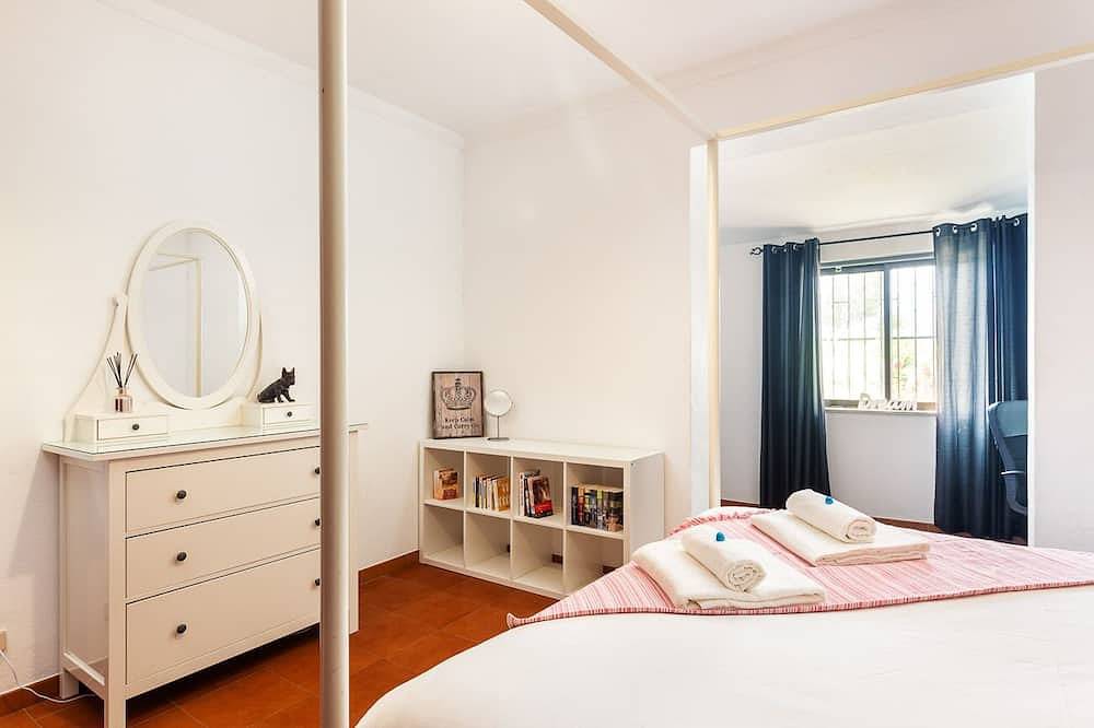 Luxury 3-Bedroom Countryside Villa with Pool, Quelfes in Moncarapacho, Parque Natural da Ria Formosa