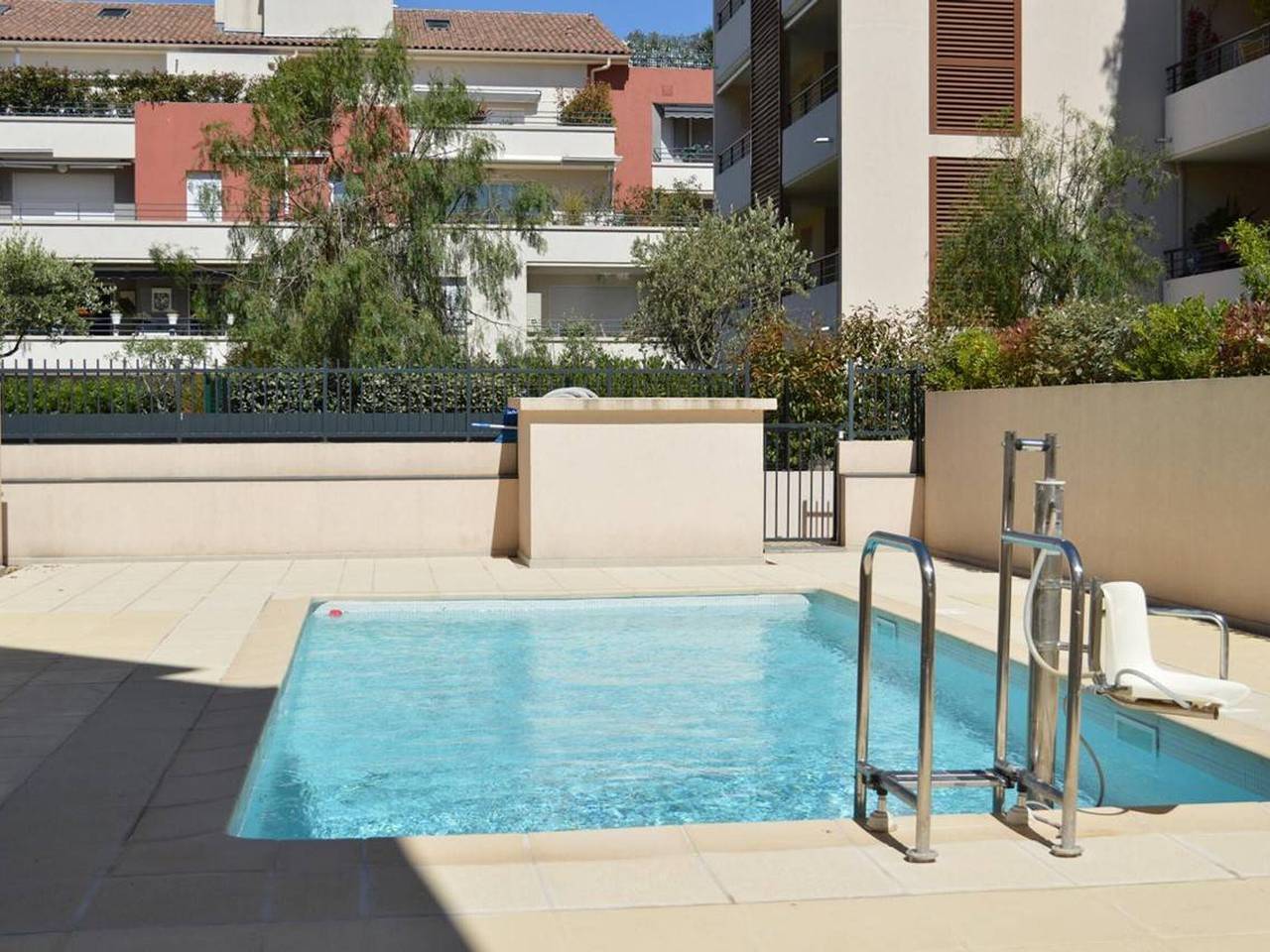 Appartement entier, Spacieux 3 pièces avec terrasse, piscine et garage, à 2 pas de la plage – Saint Raphaël in Saint-Raphaël, Massif de l'Esterel