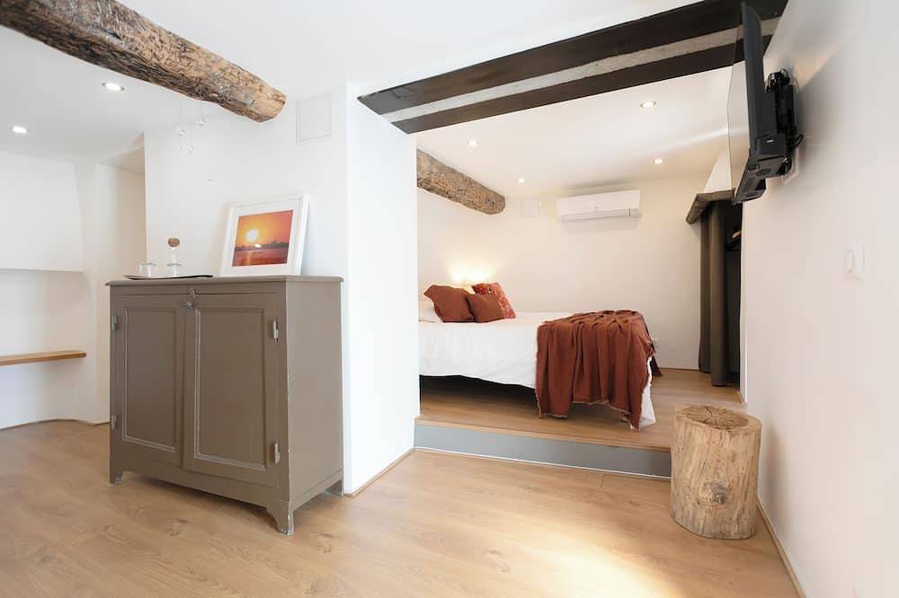 Mas Osmeea - Mimosa Suite. On the 1st floor of a wing of the farmhouse, privacy preserved. in Roquefort-les-Pins, Region de Cannes