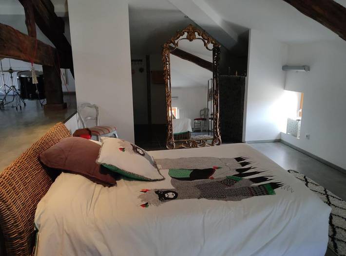 Location de vacances pour 2 personnes, avec vue ainsi que jardin et piscine à Villerest - 4