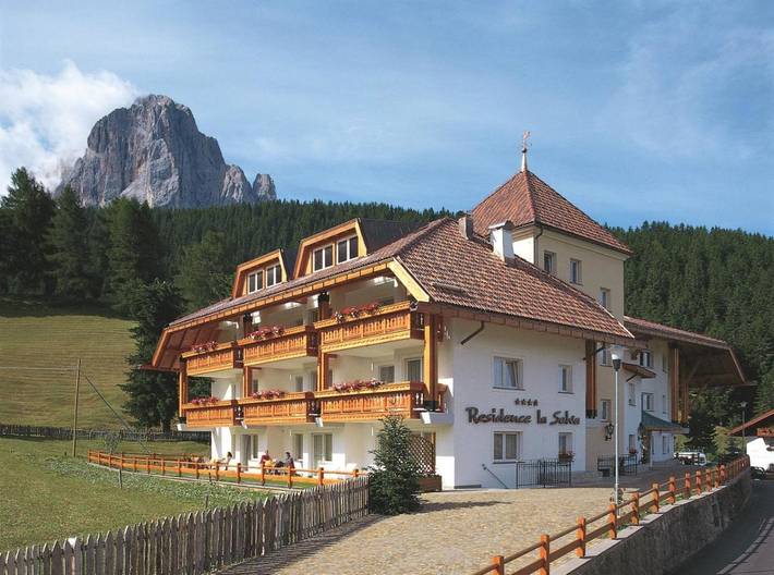 Apartmenthotel für 4 Personen, mit Terrasse und Whirlpool sowie Garten und Kinderpool in Wolkenstein