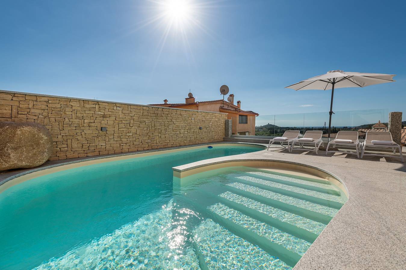 Lujosa casa con piscina, terraza, Wi-Fi y aire acondicionado; Estacionamiento disponible; Mascotas pequeñas permitidas in Chia, Domus De Maria