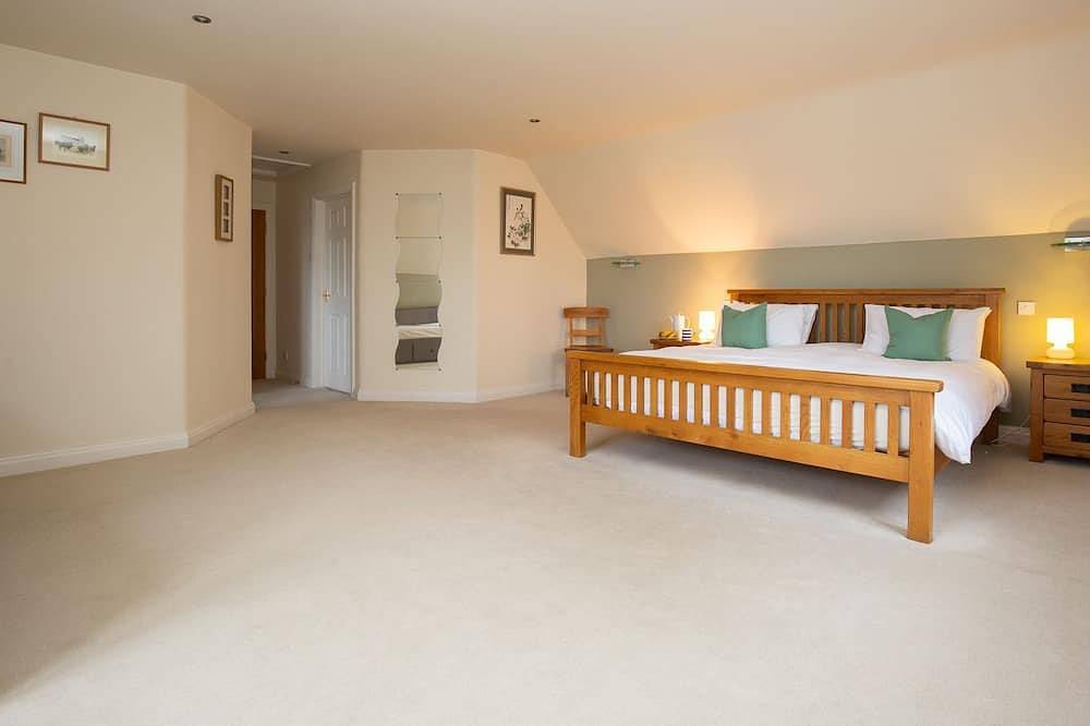 Glasfryn - sleeps 10 guests  in 5 bedrooms in Great Wolford, Warwickshire