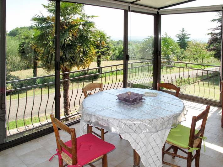 Location de vacances pour 6 personnes, avec vue ainsi que jardin et terrasse à Altillac - 2