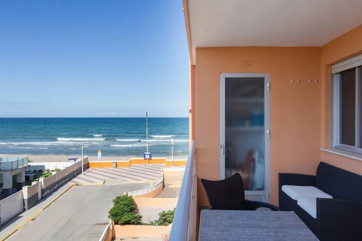 Hel lägenhet, Beachfront Apartment 25 Minutes from Valencia with Shared Pool in Platja de Motilla (Sueca), Sueca