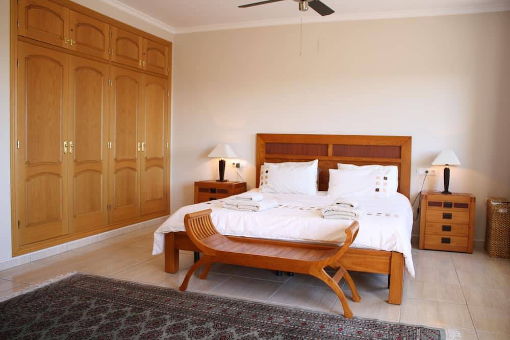 Spacious villa, close to Denia, Pool 10m x 5m, great views, A/C, fast wifi 500mb in La Sella, Pedreguer