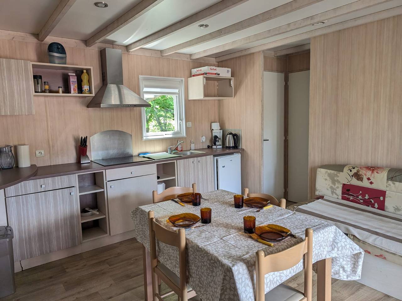Mobil-home moderne dans la nature d'Auvergne in Égliseneuve-d'Entraigues, Parc naturel régional des Volcans d'Auvergne