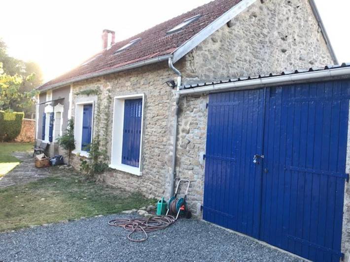 Location de vacances pour 8 personnes, avec vue ainsi que piscine et jardin, animaux acceptés à Azerables