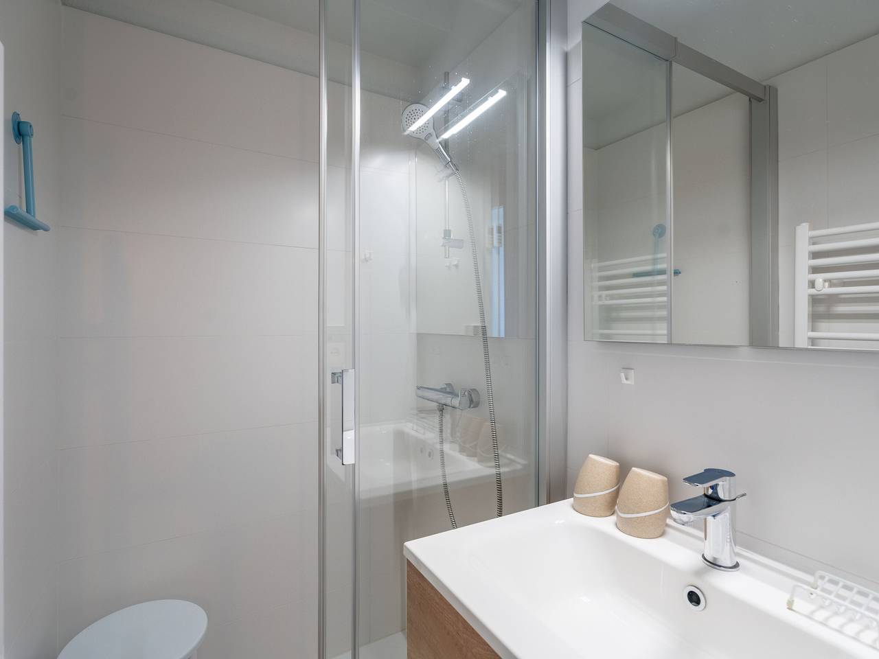 Studio cabin with balcony, private parking, direct beach access, near city center, foto 8