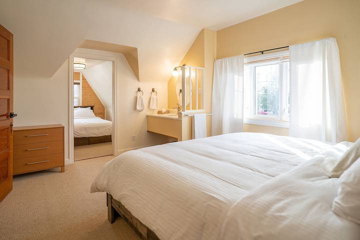 Vacation rental for 13 people, with hot tub and yard, with pets in Sylvan Lake