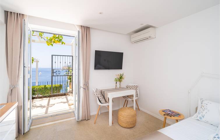 Entire holiday apartment, Cozy 1-Bedroom Apartment with Terrace, 100m to the Beach in Grad Dubrovnik, Dubrovnik-Neretva