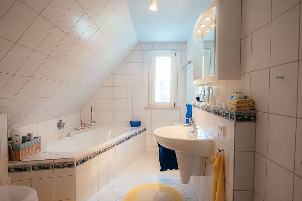 Ferienhaus Ankerherz - Das Haus am Meer, 50 m zum Strand & 800 qm großer Garten in Ostseebad Wustrow, Wustrow