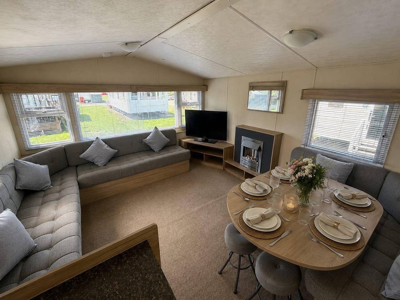 Billing Aquadrome Holiday Park, 2-bed Caravan in Northampton, Northamptonshire