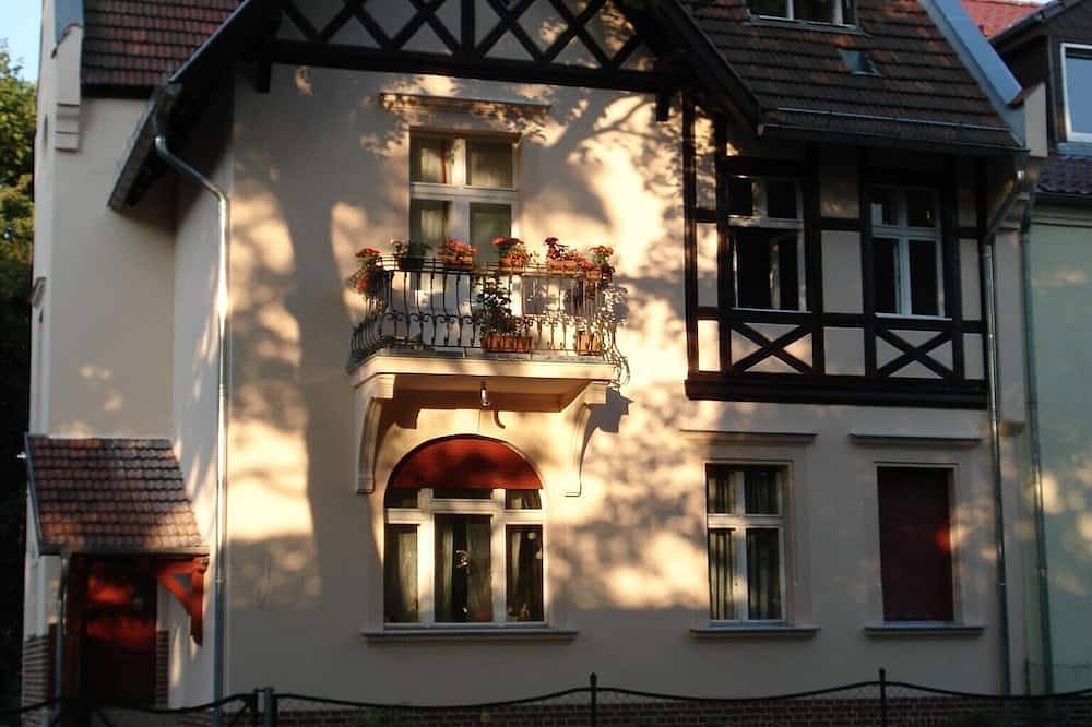 Encantador apartamento en la mansión estilo Tudor (a sólo 15 minutos de Prenzlauer Berg) in Berlin Niederschönhausen, Berlín
