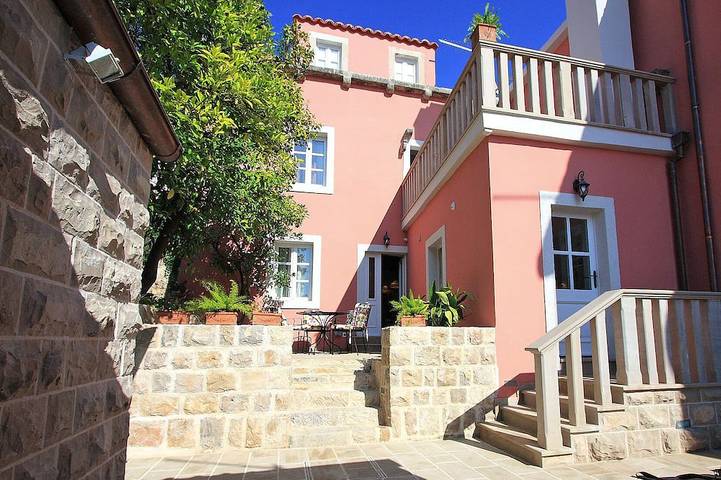Villa for 6 people, with garden and balcony as well as hot tub in Cavtat