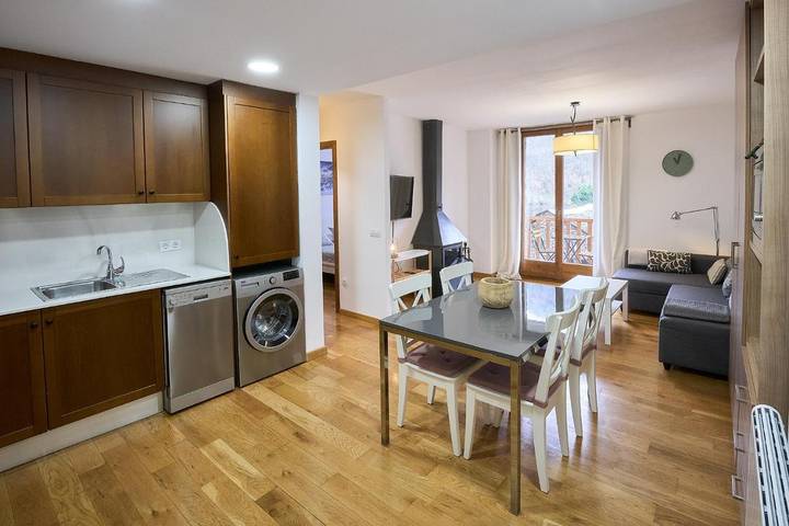 Gîte pour 5 personnes, avec balcon et vue, adapté aux familles à Alins - 2