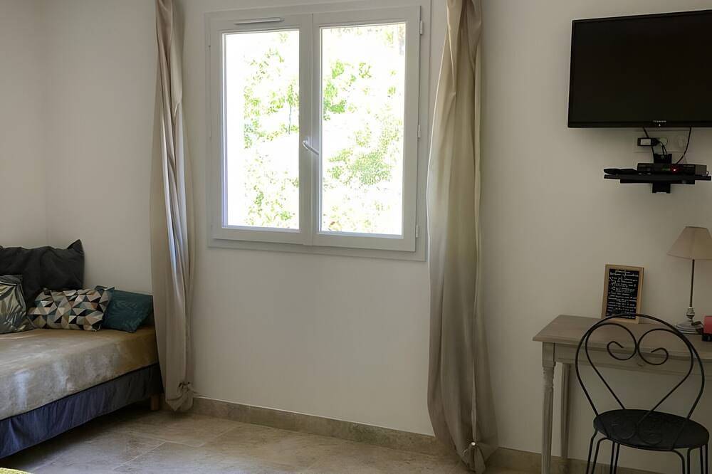 Room 'Renno' with Shared Pool, Wi-Fi and Air Conditioning in Vico, Ajaccio region
