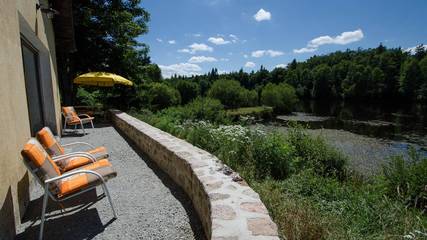 Gîte pour 6 personnes, avec terrasse ainsi que vue sur le lac et jardin à Meymac