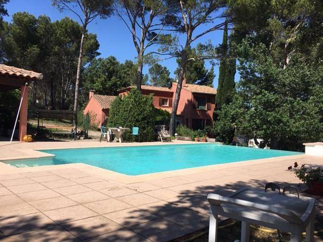 Appartement entier, One-Bedroom Apartment in Pujaut, Région de Nîmes