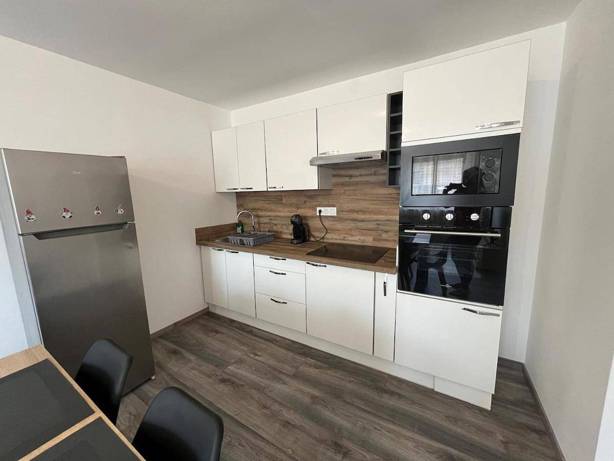 Appartement entier, Three-Bedroom Apartment in La Boisse, Ain