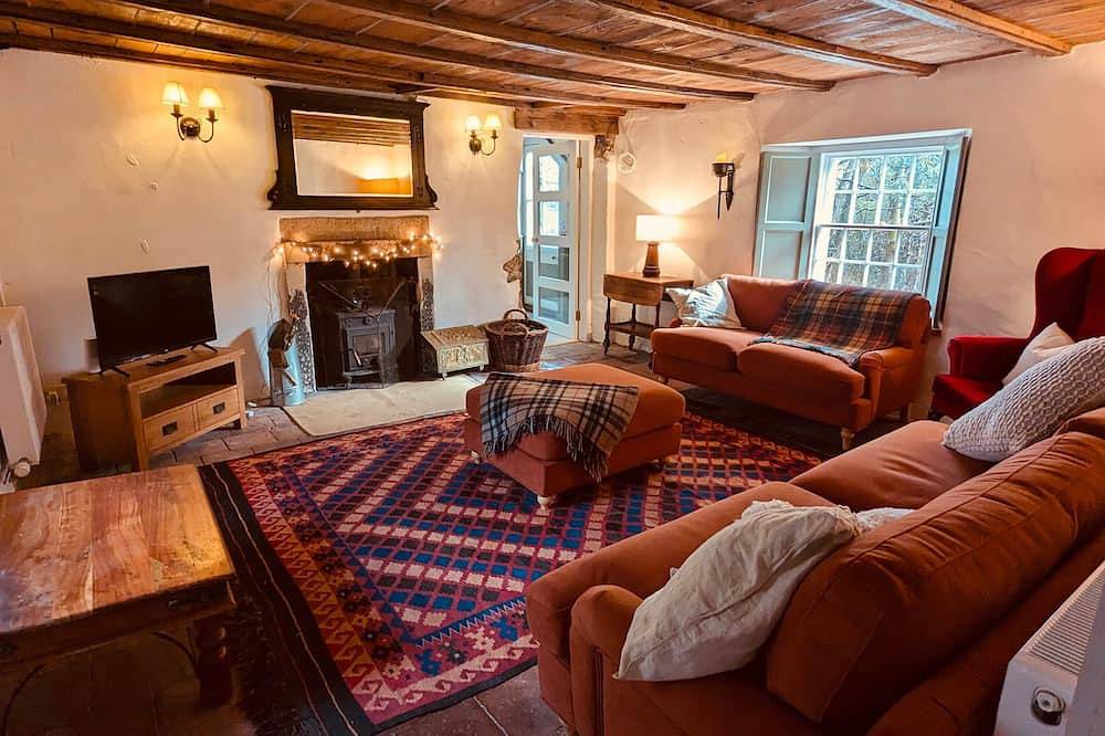 Historic 1600 Cottage with Hot Tub, Private Estate in Stirling, Stirling und Umgebung