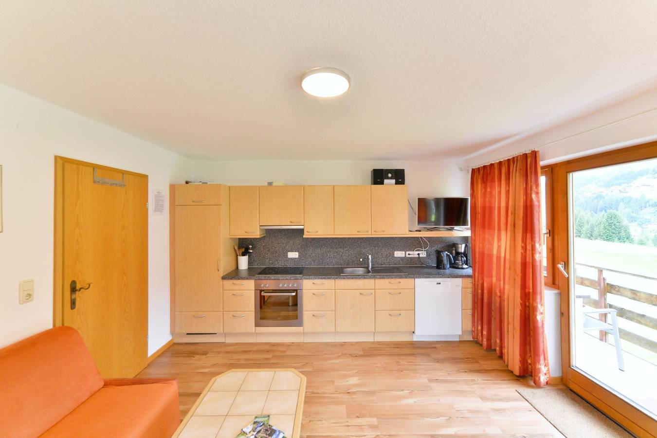 Geheel vakantieappartement, Apartment 4-6 Pers./3 bedrooms / 1 combined living-bed-room in Meer , Verwall 