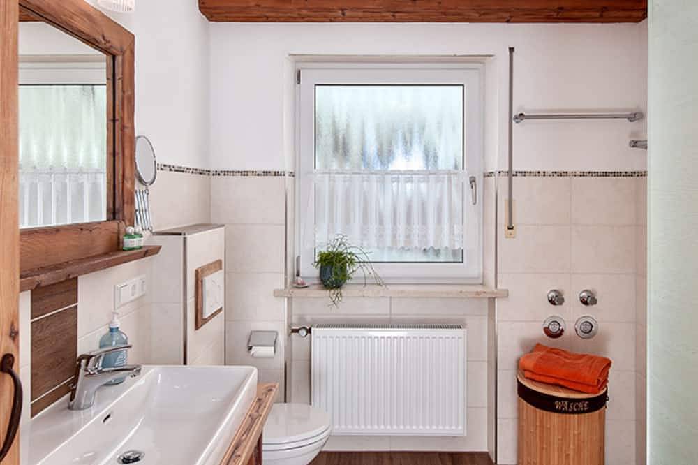 Ganze Wohnung, Ferienwohnung Teisenberg, Nebenhaus, 2 Pers, Terrassen Ost und Westseite, 54 qm in Inzell, Bayerische Alpen