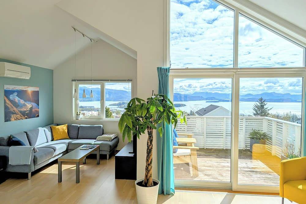 Bright 2-bedroom apartment with spectacular fjord views in Jørpeland. in Strand (Rogaland)