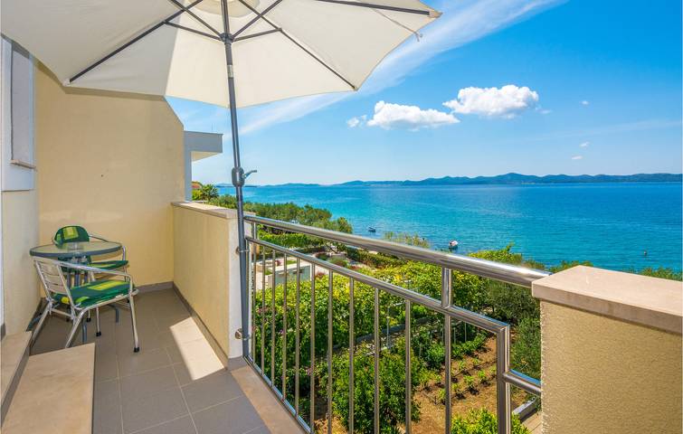 Ganze Ferienwohnung, Gemütliche 1-Zimmer-Wohnung mit Terrasse, 700 m vom Strand entfernt in Strand Kožino, Zadar (Kommun)