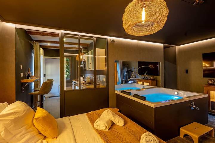 Appartement entier, La Suite – Évasion romantique avec spa et sauna privatif, Très belle suite avec spa, sauna et parkin in Kaysersberg, Parc naturel régional des Ballons des Vosges